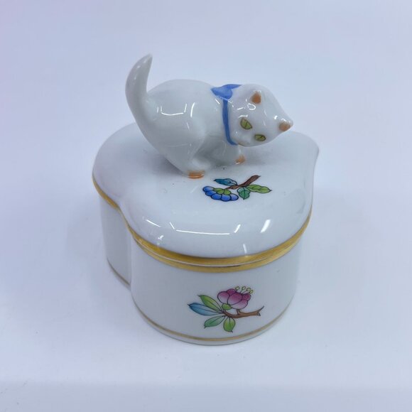 vintage herend heart shaped porcelain trinket box with cat figurine on lid - Picture 1 of 9